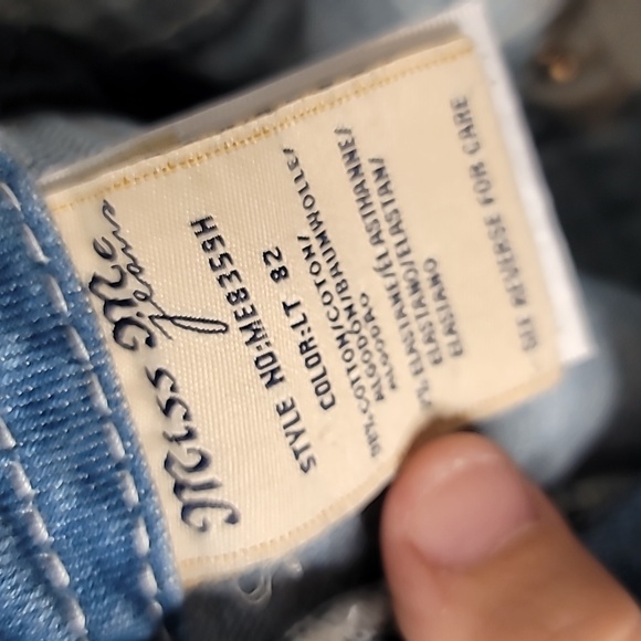 Miss Me mid jean shorts size 28 equivalent to a size 6 - Picture 9 of 10